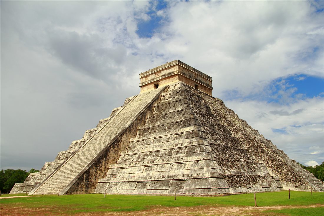 El Castillo, the step pyramid of Chich&eacute;n Itz&aacute;